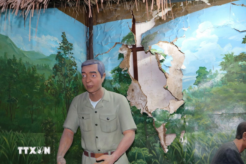 Không gian trưng bày bị hư hỏng. (Ảnh: Đinh Hương/TTXVN)