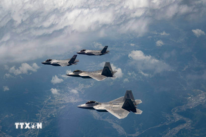 Tiêm kích F-35A của Hàn Quốc và F-22 của Mỹ tham gia cuộc tập trận chung ở Chungcheong (Hàn Quốc) hồi tháng Năm năm ngoái. (Ảnh: Yonhap/TTXVN)