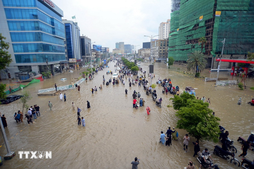 Ngập lụt sau mưa lớn tại Karachi (Pakistan) ngày 19/8/2025. (Ảnh: THX/TTXVN)