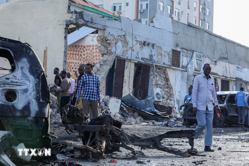Hiện trường một vụ tấn công tại Mogadishu (Somalia). (Ảnh: THX/TTXVN)