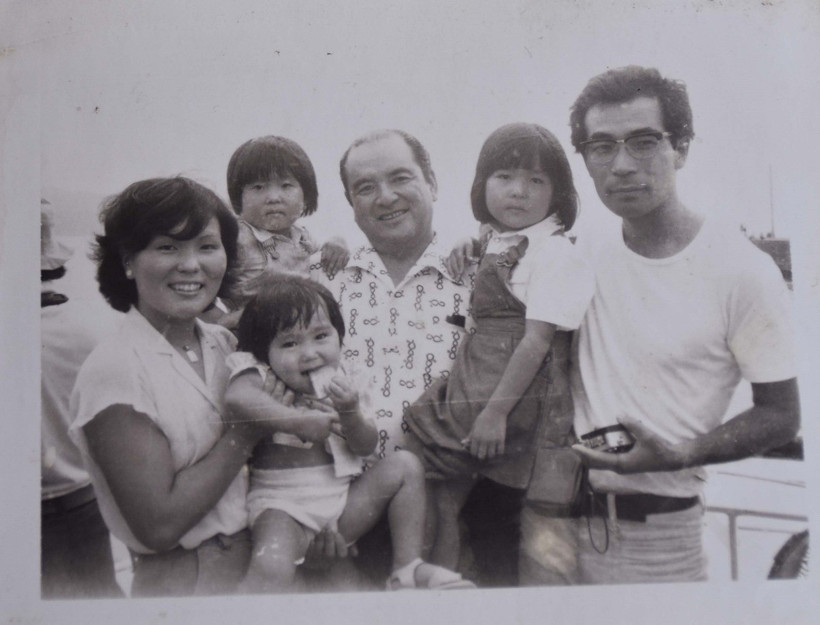Bức ảnh kỷ niệm gia đình ông Hikawa Hiroshi, Đảng viên Đảng Cộng sản Nhật Bản, trong một chuyến du lịch mùa Hè năm 1975 do Đảng Cộng sản Nhật Bản tổ chức để mừng thắng lợi của nhân dân Việt Nam. (Ảnh: Xuân Giao/TTXVN)