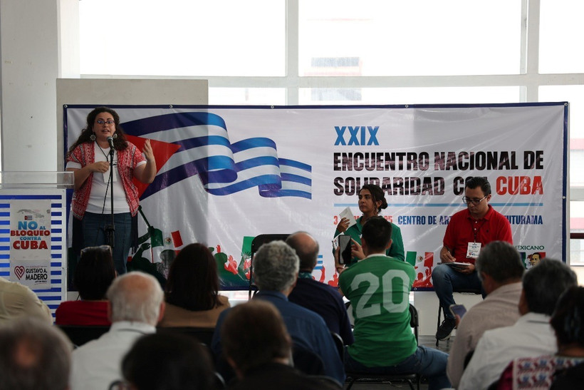 Bà Lil María Pichs - Phó Giám đốc Văn phòng Chương trình Martí trình bày tham luận tại hội nghị. (Ảnh: Phương Lan/TTXVN)