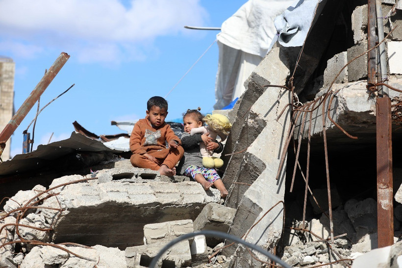 Các em nhỏ tại trại tị nạn Jabalia, Dải Gaza, ngày 14/2/2025. (Ảnh: THX/TTXVN)