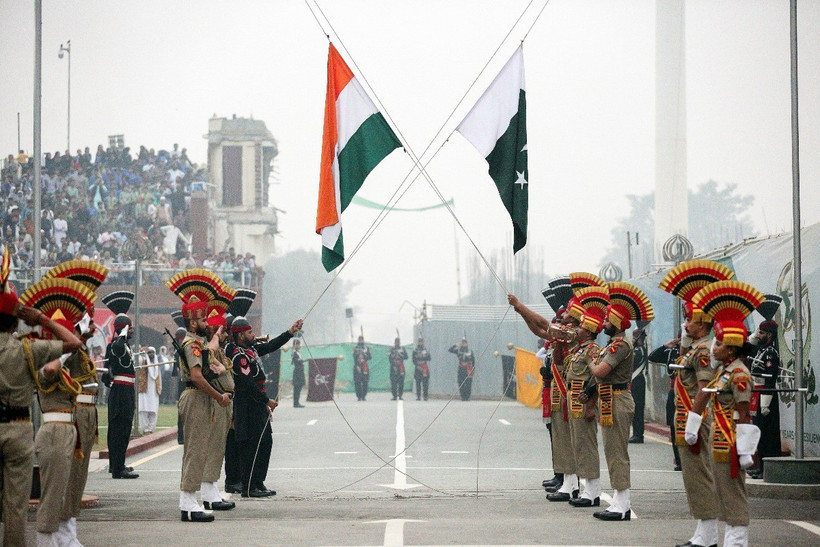 Binh sỹ Ấn Độ và Pakistan gác tại khu vực biên giới Attari-Wagah. (Ảnh: ANI/TTXVN)
