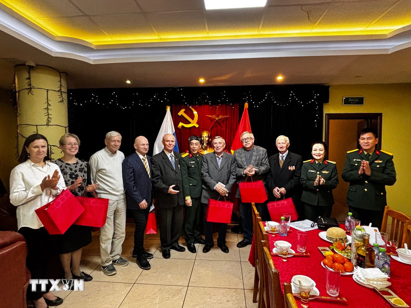 Đại tá, nhà văn Nguyễn Bỉnh Phương, Tổng biên tập Tạp chí Văn nghệ Quân đội, Phó chủ tịch Hội nhà văn Việt Nam (giữa) tặng quà tri ân các nhân chứng lịch sử. (Ảnh: Tâm Hằng/TTXVN)