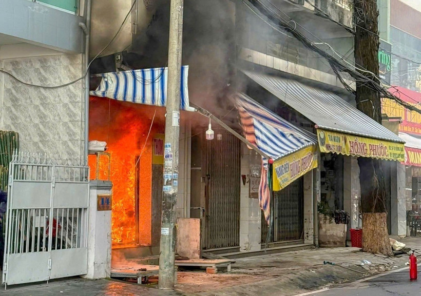 Lửa bốc lên ở tầng trệt cửa hàng kinh doanh nhang đèn nằm trên đường Đồng Khởi, phường Tân An, quận Ninh Kiều (thành phố Cần Thơ). (Ảnh: TTXVN phát)