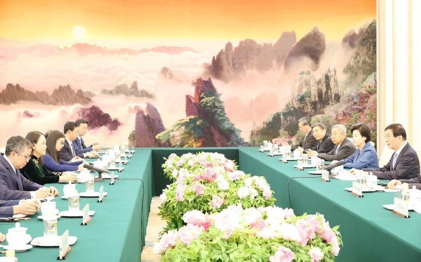 Phó Chủ tịch-Tổng Thư ký Ủy ban Trung ương Mặt trận Tổ quốc Việt Nam Nguyễn Thị Thu Hà (thứ hai, trái) hội kiến với ông Vương Hộ Ninh (thứ nhất, phải), Ủy viên Thường vụ Bộ Chính trị Đảng Cộng sản Trung Quốc, Chủ tịch Chính hiệp toàn quốc Trung Quốc. (Ảnh: Công Tuyên/TTXVN)