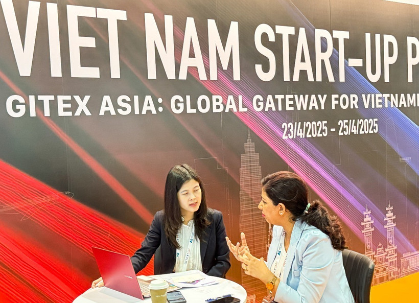 Đại diện một công ty khởi nghiệp Việt Nam trao đổi với nhà đầu tư. (Ảnh: Ngọc Khương/TTXVN)