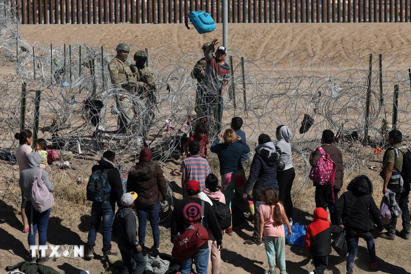 Lực lượng vệ binh quốc gia Mỹ ngăn người di cư từ bang Chihuahua (Mexico) vượt biên vào bang Texas (Mỹ) hồi đầu năm ngoái. (Ảnh: AFP/TTXVN)