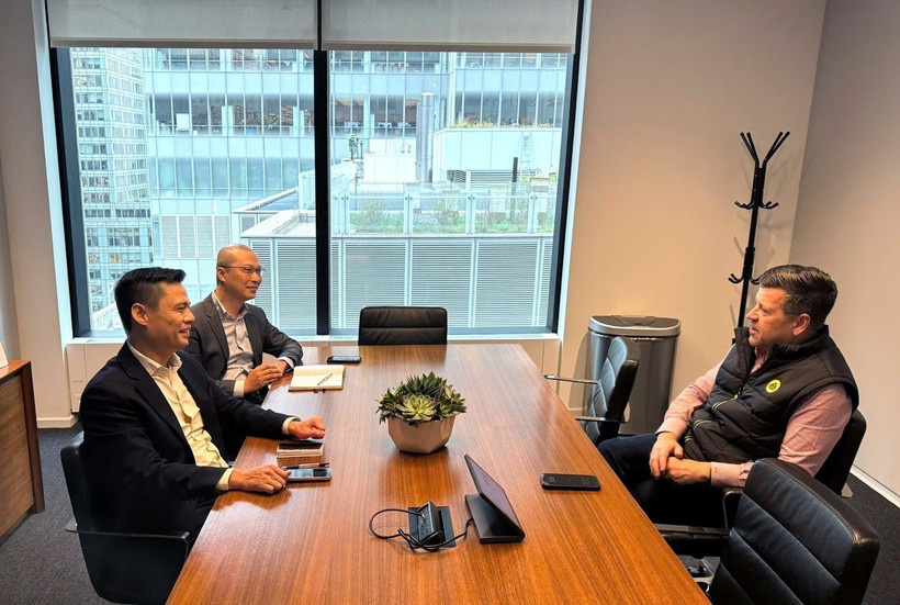 Đại sứ Đặng Hoàng Giang và Phó Chủ tịch Nasdaq Bob McCooey tại buổi làm việc. (Ảnh: TTXVN phát)