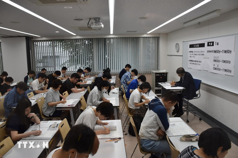 Các thí sinh thi tại phòng thi cấp 1 tập trung làm bài thi nghe hiểu. (Ảnh: Nguyễn Tuyến/TTXVN)