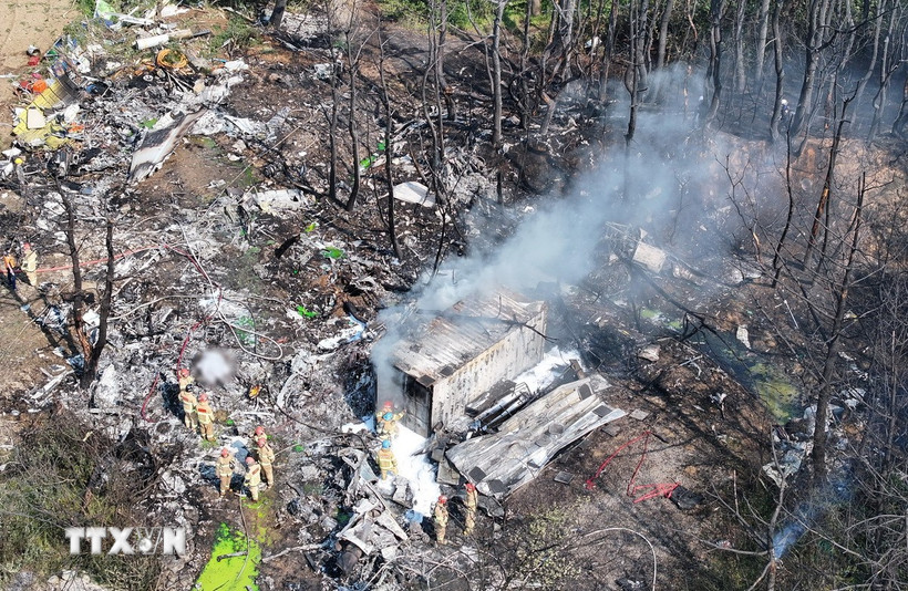 Hiện trường vụ rơi máy bay ở Pohang, tỉnh Bắc Gyeongsang (Hàn Quốc), ngày 29/5/2025. (Ảnh: Yonhap/TTXVN)