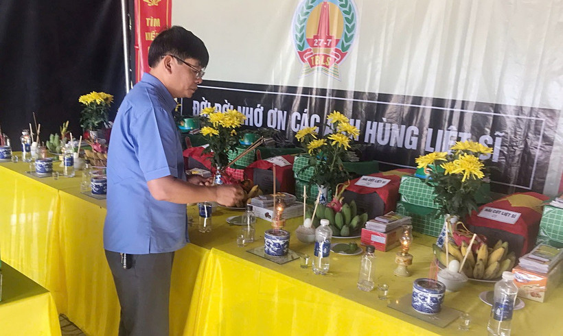 Lãnh đạo huyện Cam Lộ dâng hương các liệt sỹ được quy tập tại Bản Chùa. (Nguồn: Báo Quảng Trị)