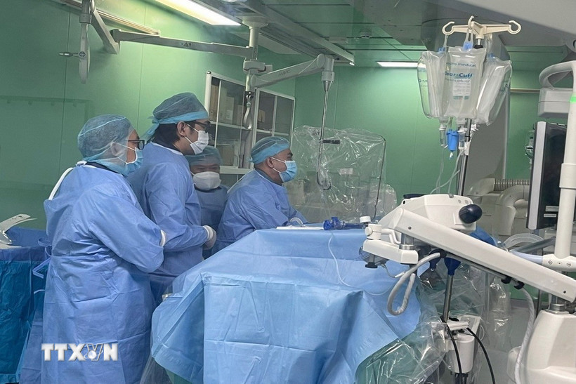 Êkíp liên chuyên khoa Bệnh viện Đa khoa Trung ương Cần Thơ tiến hành can thiệp nội mạch cho một bệnh nhân. (Ảnh minh họa: TTXVN phát)