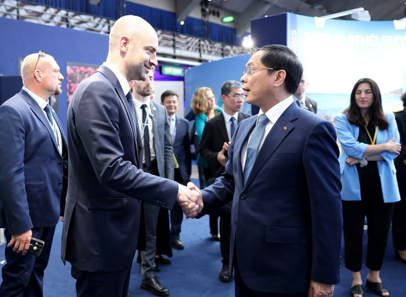 Phó Thủ tướng Chính phủ, Bộ trưởng Ngoại giao Bùi Thanh Sơn hội kiến Bộ trưởng châu Âu và Ngoại giao Pháp Jean Noel Barrot. (Ảnh: Dương Giang/TTXVN)