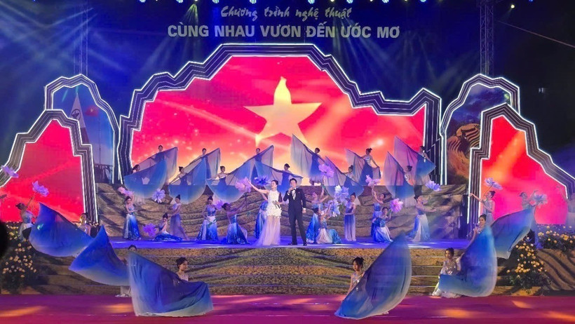 Chương trình nghệ thuật "Cùng nhau vươn đến ước mơ" chào mừng thành lập tỉnh Lào Cai mới. (Ảnh: Hương Thu/TTXVN)
