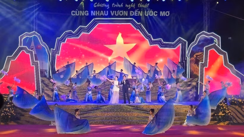 Chương trình nghệ thuật "Cùng nhau vươn đến ước mơ" chào mừng thành lập tỉnh Lào Cai mới. (Ảnh: Hương Thu/TTXVN)