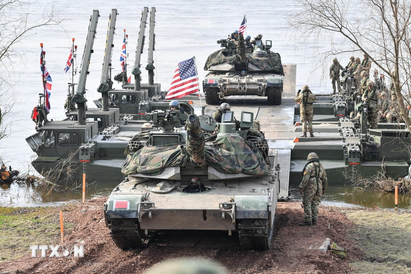 Các lực lượng NATO tiến hành tập trận tại Korzeniewo (Ba Lan) hồi tháng Ba năm ngoái. (Ảnh: PAP/TTXVN)