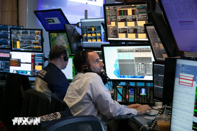 Giao dịch viên làm việc trên sàn chứng khoán ở New York, Mỹ. (Ảnh: THX/TTXVN)