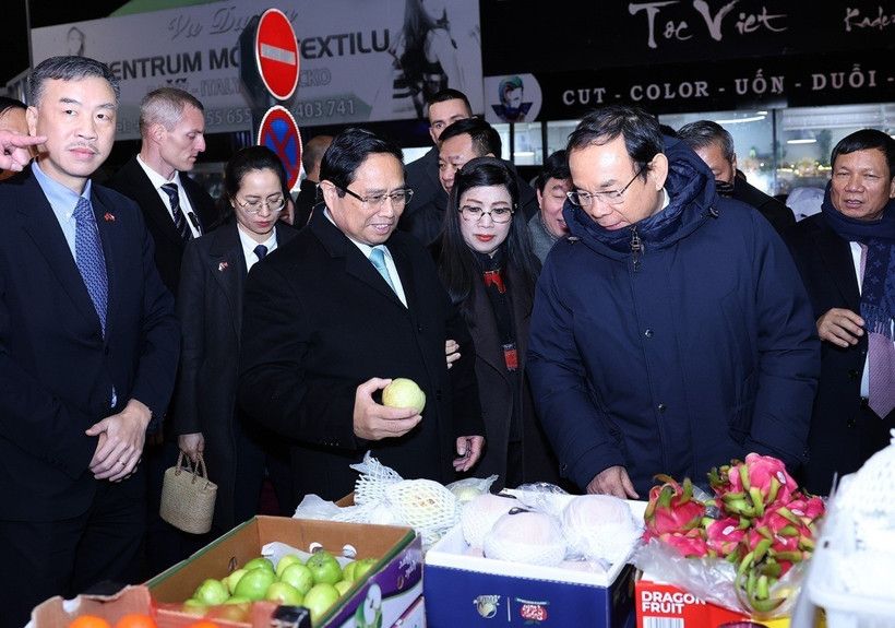Thủ tướng Phạm Minh Chính thăm cơ sở kinh doanh của người Việt Nam tại Trung tâm Thương mại Sapa. (Ảnh: Dương Giang/TTXVN)