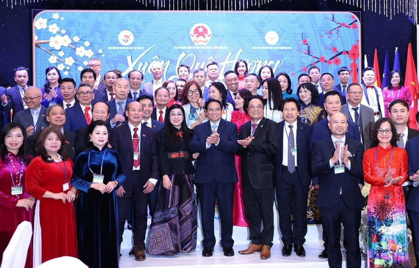 Thủ tướng Phạm Minh Chính và Phu nhân với cộng đồng người Việt Nam tại Séc dự chương trình Xuân Quê hương 2025. (Ảnh: Dương Giang/TTXVN)