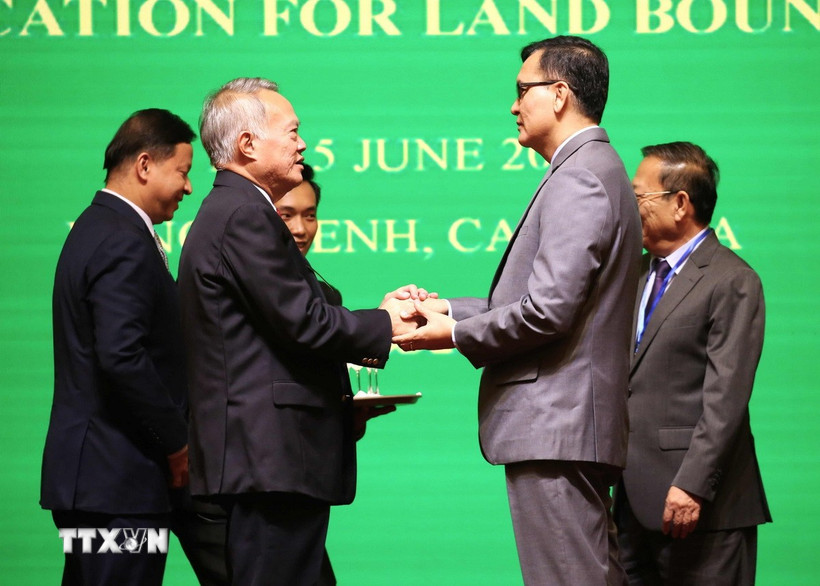 Hai trưởng đoàn trao đổi sau Hội nghị JBC Campuchia-Thái Lan lần thứ 6. (Ảnh: Huỳnh Thảo/TTXVN)