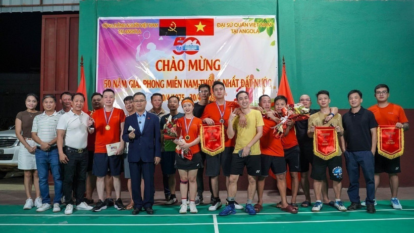 Trao giải cầu lông nhân dịp chào mừng 50 năm Ngày Giải phóng miền Nam, thống nhất đất nước tại Thủ đô Luanda. (Ảnh: Đại sứ quán Việt Nam tại Angola/TTXVN phát)