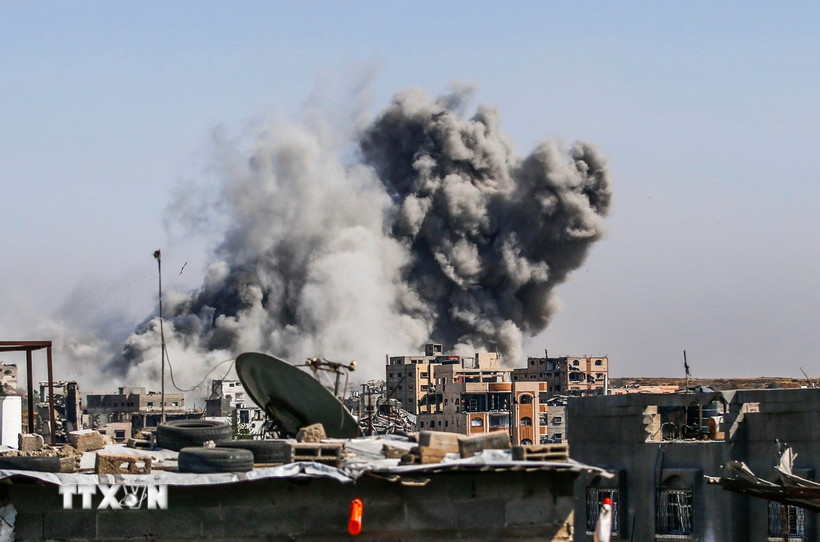 Khói bốc lên sau cuộc không kích của Israel xuống Dải Gaza. (Ảnh: THX/TTXVN)