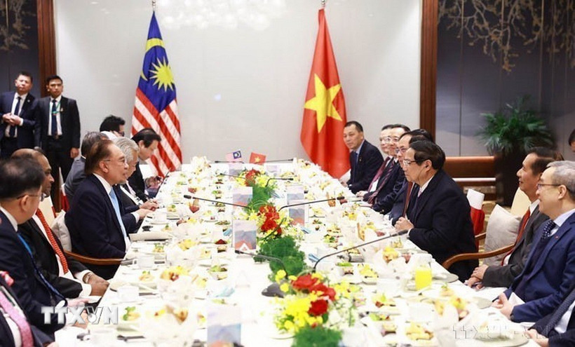Thủ tướng Phạm Minh Chính và Thủ tướng Malaysia Anwar Ibrahim ăn sáng và làm việc nhân dịp sang dự Diễn đàn Tương lai ASEAN lần thứ hai tại Hà Nội, sáng 26/2/2025. (Ảnh: Dương Giang/TTXVN)
