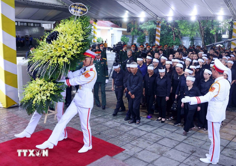 Gia tộc bên ngoại vào viếng nguyên Chủ tịch nước Trần Đức Lương tại Nhà tang lễ Quốc gia (Hà Nội), sáng 24/5/2025. (Ảnh: TTXVN)