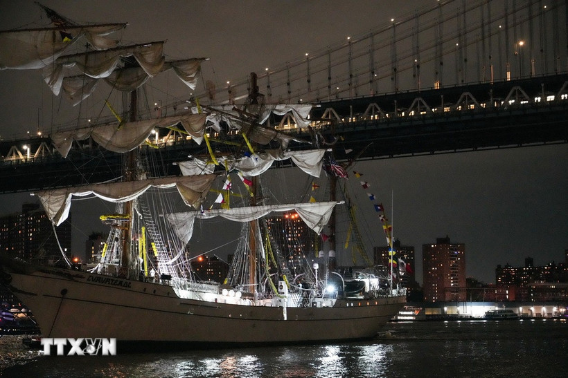 Tàu Hải quân Mexico sau vụ đâm va vào cầu Brooklyn ở New York (Mỹ) ngày 17/5/2025. (Ảnh: THX/TTXVN)