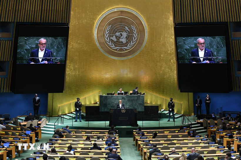 Tổng thống Iran Masoud Pezeshkian phát biểu trước Đại Hội đồng Liên hợp quốc ở New York (Mỹ) ngày 24/9/2025. (Ảnh: THX/TTXVN)