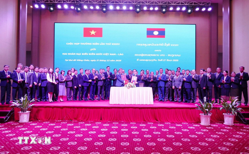 Trưởng đoàn Đại biểu biên giới hai nước Việt Nam-Lào trao đổi biên bản ký kết. (Ảnh: Xuân Tú/TTXVN)