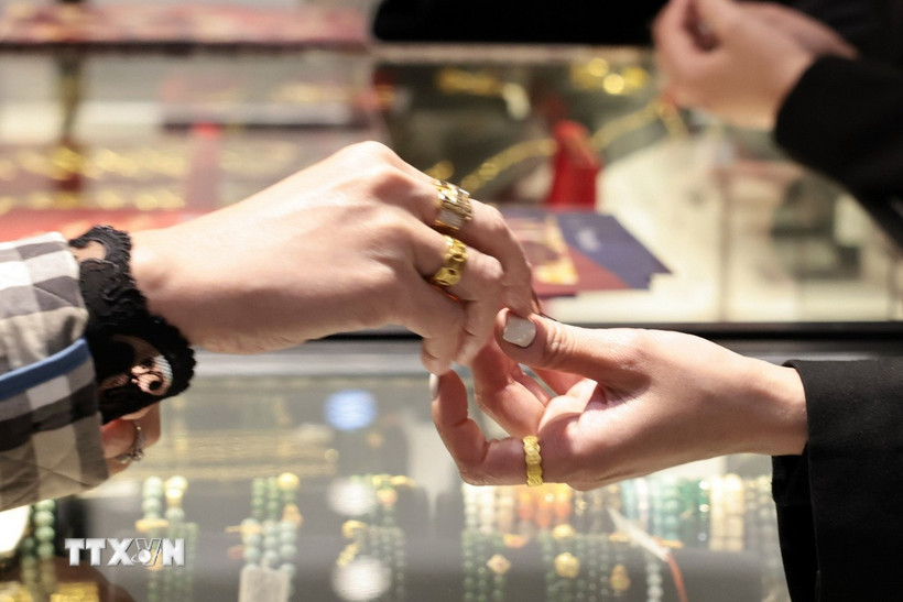 Mua bán vàng tại cửa hàng vàng Phú Quý. (Ảnh: Trần Việt/TTXVN)