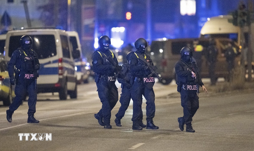 Cảnh sát được triển khai tại hiện trường một vụ nổ súng ở thành phố Hamburg (Đức). (Ảnh: AFP/TTXVN)