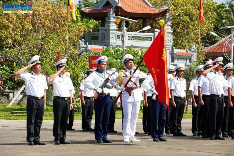 Giữa trùng khơi sóng gió, lễ chào cờ của cán bộ, chiến sỹ và nhân dân trên đảo Trường Sa diễn ra trang nghiêm và xúc động. (Ảnh: Diệu Thúy/TTXVN)