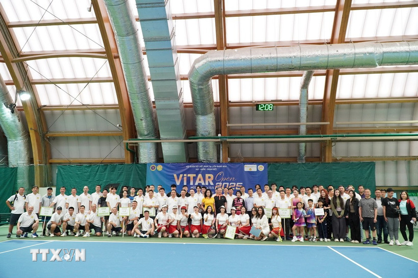 Các tay vợt tham gia Giải quần vợt VITAR Open Hè 2025. (Ảnh: Tâm Hằng/TTXVN)