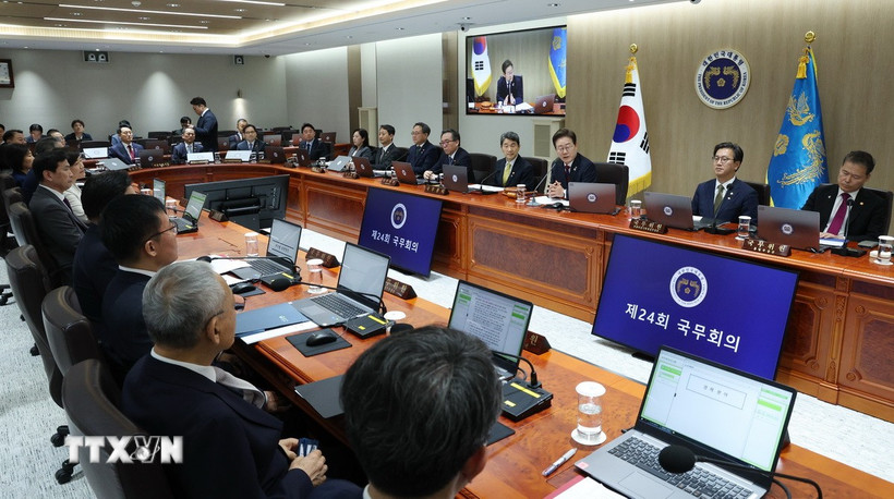 Tổng thống Hàn Quốc Lee Jae Myung (thứ ba, phải) phát biểu tại cuộc họp nội các ở Seoul ngày 5/6/2025. (Ảnh: Yonhap/TTXVN)