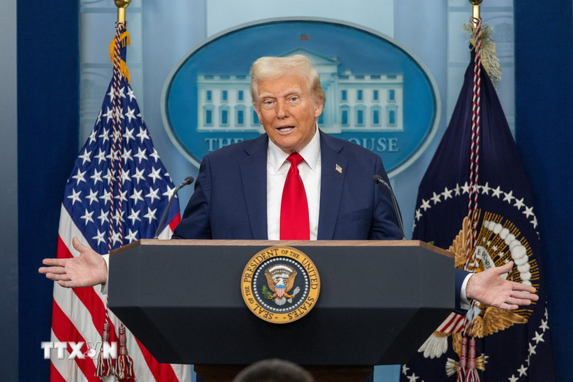 Tổng thống Mỹ Donald Trump phát biểu trong một cuộc họp báo tại Nhà Trắng. (Ảnh: THX/TTXVN)