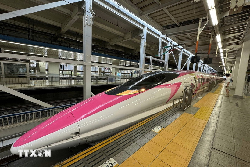Một đoàn tàu Shinkansen của Nhật Bản. (Ảnh: Phạm Tuân/TTXVN)