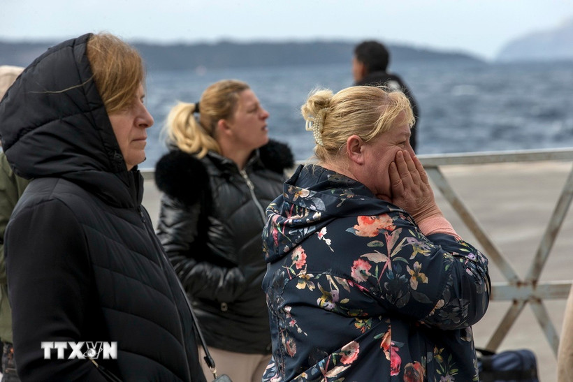 Người dân sơ tán tránh động đất tại Santorini (Hy Lạp). (Ảnh: THX/TTXVN)