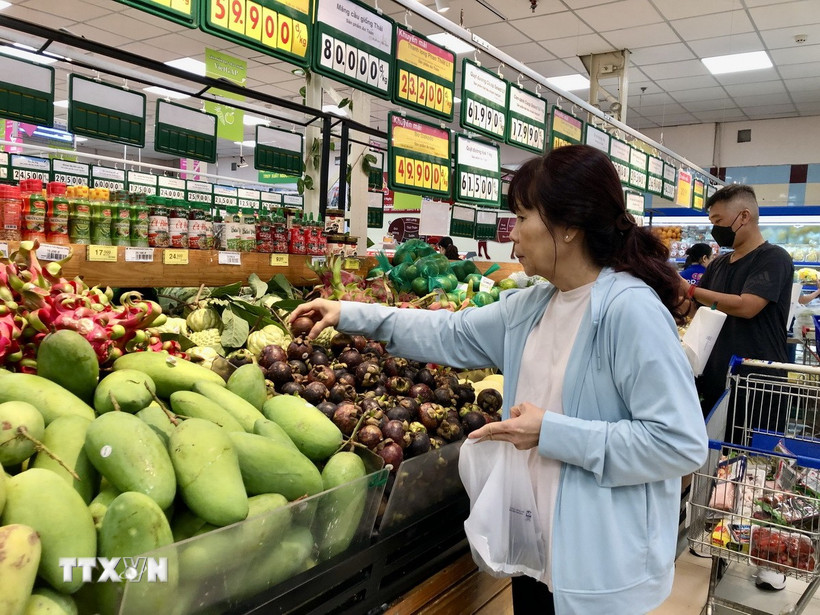 Nguồn cung trái cây nội địa dồi dào tại thị trường Thành phố Hồ Chí Minh. (Ảnh: Mỹ Phương/TTXVN)