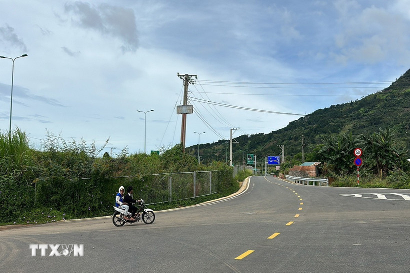 Một đoạn đường gom dân sinh ở tỉnh Lâm Đồng. (Ảnh: Nguyễn Dũng/TTXVN)