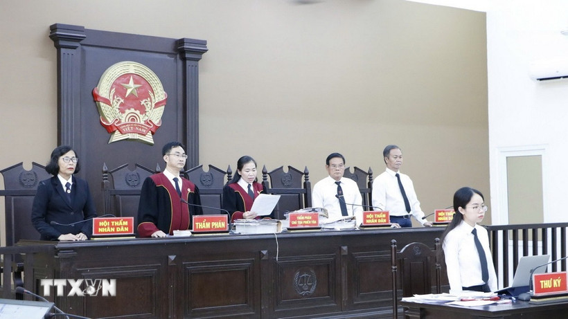 Hội đồng xét xử Tòa án Nhân dân tỉnh Bình Dương thực hiện các thủ tục tại một phiên tòa hồi tháng 10 năm ngoái. (Ảnh: Huyền Trang/TTXVN)