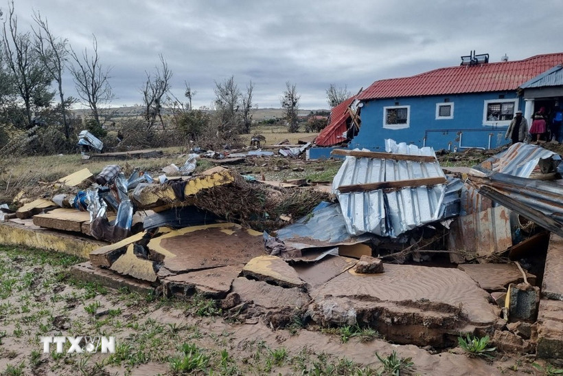 Nhà cửa bị hư hại do lũ quét tại tỉnh Đông Cape (Nam Phi) ngày 11/6/2025. (Ảnh: THX/TTXVN)