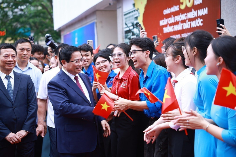 Thủ tướng Phạm Minh Chính với sinh viên tham dự Lễ phát động Phong trào “Cả nước thi đua đổi mới sáng tạo và chuyển đổi số” tại Hà Nội sáng 24/4/2025. (Ảnh: Dương Giang/TTXVN)