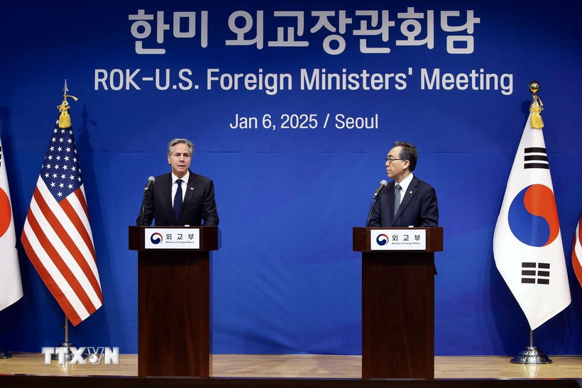 Ngoại trưởng Mỹ Antony Blinken (trái) trong cuộc họp báo chung với Ngoại trưởng Hàn Quốc Cho Tae-yul tại Seoul, ngày 6/1/2025. (Ảnh: Kyodo/TTXVN)