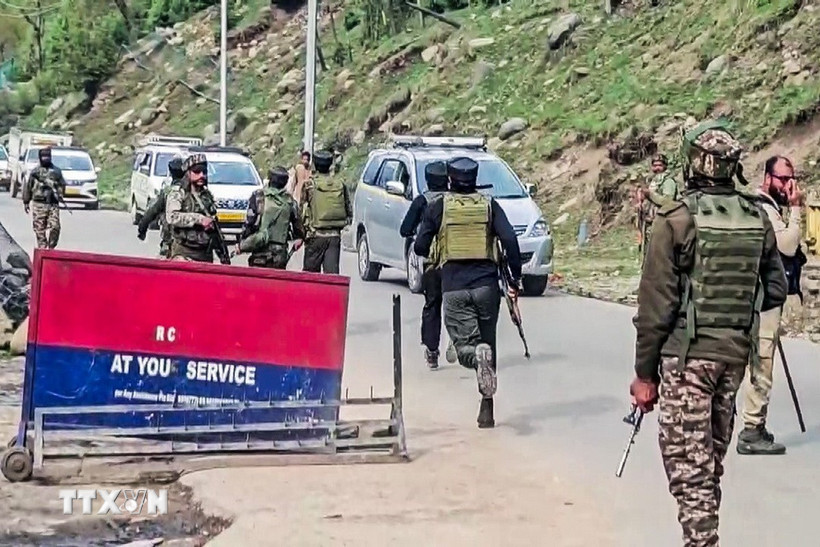 Lực lượng an ninh Ấn Độ được triển khai tại hiện trường vụ khách du lịch bị tấn công ở Pahalgam, Jammu và Kashmir, ngày 22/4/2025. (Ảnh: ANI/TTXVN)