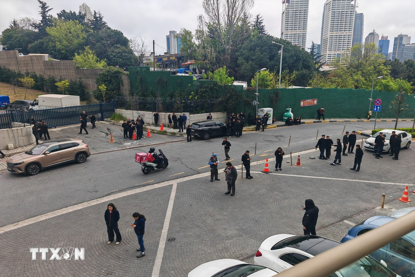 Người dân sơ tán ra bên ngoài các tòa nhà sau một trận động đất ở Istanbul (Thổ Nhĩ Kỳ), ngày 23/4/2025. (Ảnh: THX/TTXVN)