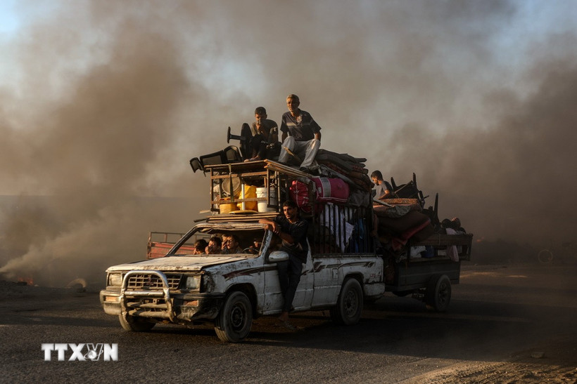 Người dân đi sơ tán tránh xung đột tại Dải Gaza. (Ảnh: THX/TTXVN)